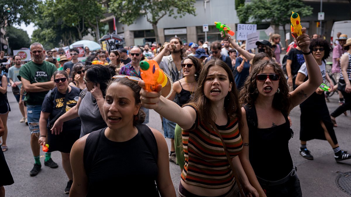 Spanish politician calls for tourist limits, saying holidaymakers 'are making it impossible to live in cities like Alicante and Valencia'