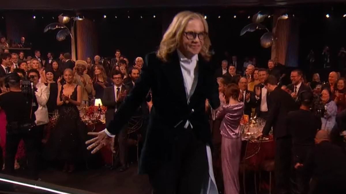 Amy Madigan recreates the iconic 'Weapons run' while accepting Actor Award