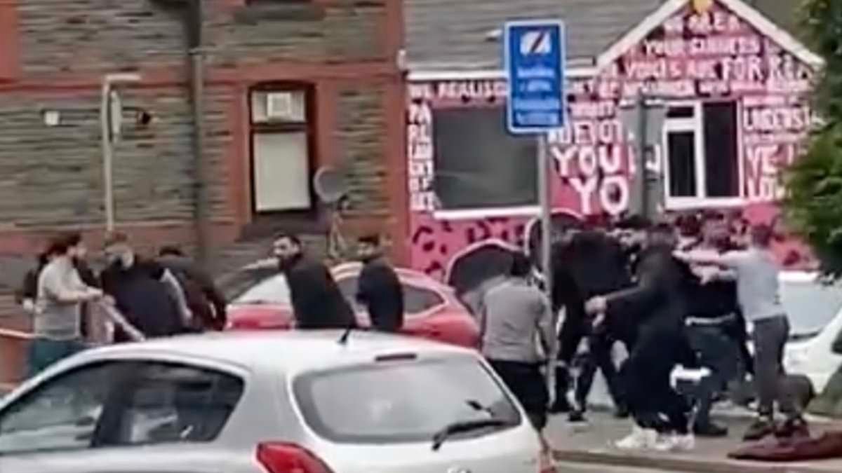 Rival Turkish barber shop workers who swung scissors and spanners in huge 'turf war' brawl over plans to open up new shop in the town are spared jail