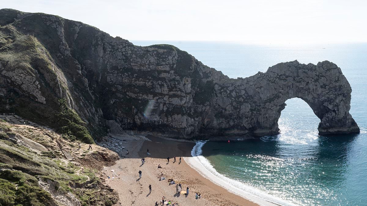 Reckless tourists ignore 'danger no access' signs at popular Dorset beauty spot - despite path being closed over safety fears