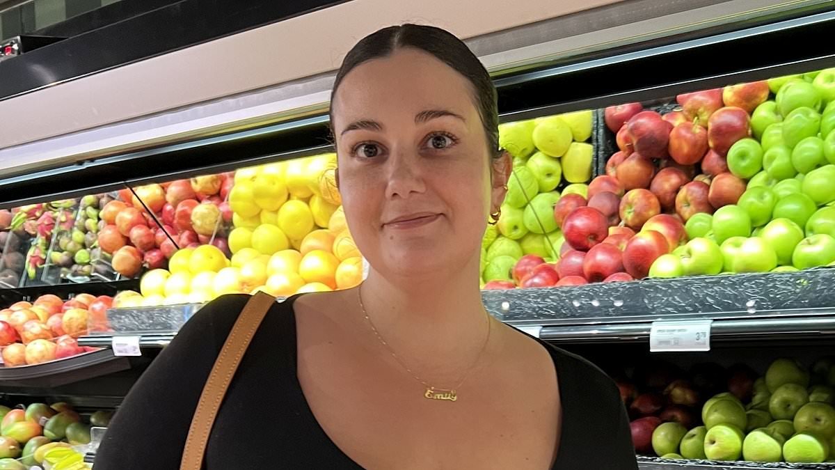 I was a plus-size influencer who told my followers I loved being 21st, but secretly I was in pain and needed a walking stick before losing 12st
