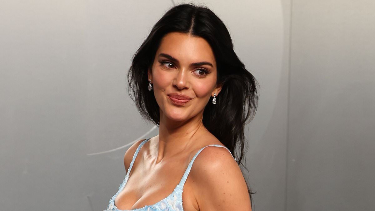 Kendall Jenner has embarrassing prom-level shoe malfunction at Oscar party as she keeps her distance from sisters Kylie and Kim