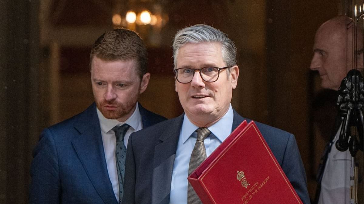 Starmer faces 'cover-up' claims as chief aide's Mandelson messages 'were on stolen phone'