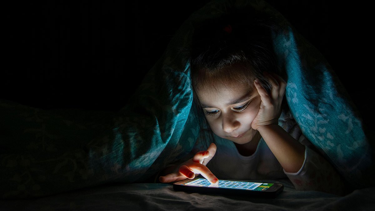 Toddlers glued to smartphones and TVs for five hours a day say fewer words: Researchers warn parents over excessive screentime