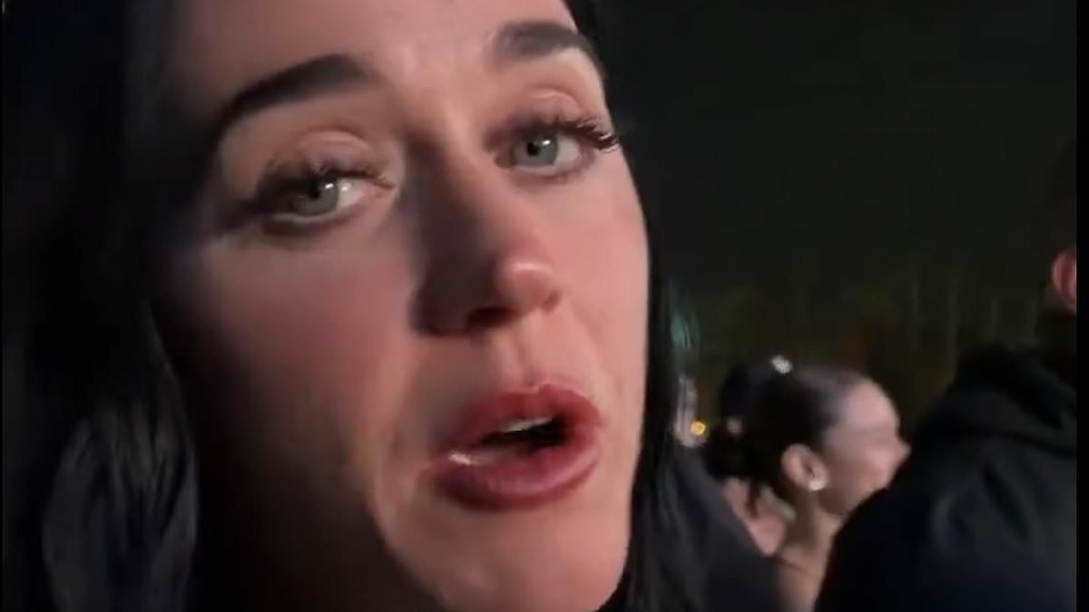 Katy Perry jokes about Justin Bieber's YouTube trawl during his Coachella set