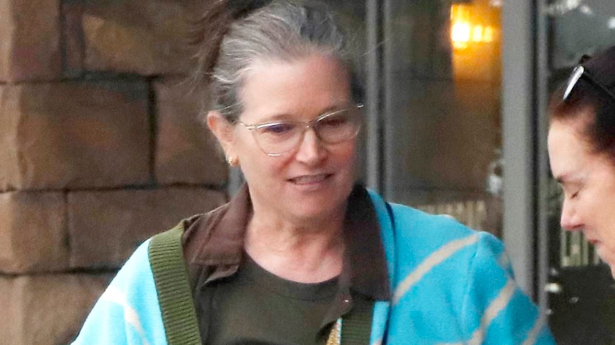 Bridget Fonda beams while showing off 100lb weight loss after 62nd birthday as expert talks her diet tricks