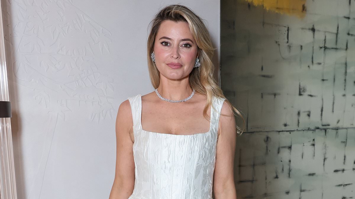 Holly Valance pens controversial new song that mocks trans people, 'snowflakes' and woke culture for Pauline Hanson movie