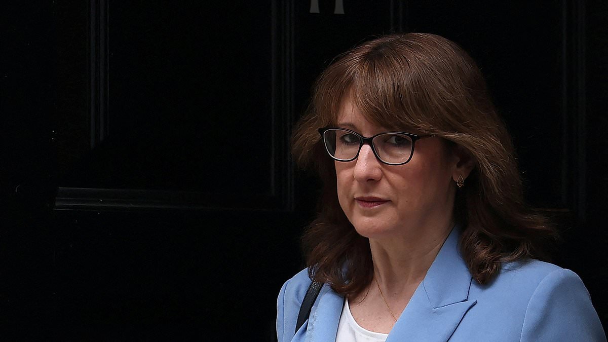 Rachel Reeves says she is 'angry' at Trump's Iran war 'folly' as PM and Macron call summit on Strait of Hormuz chaos