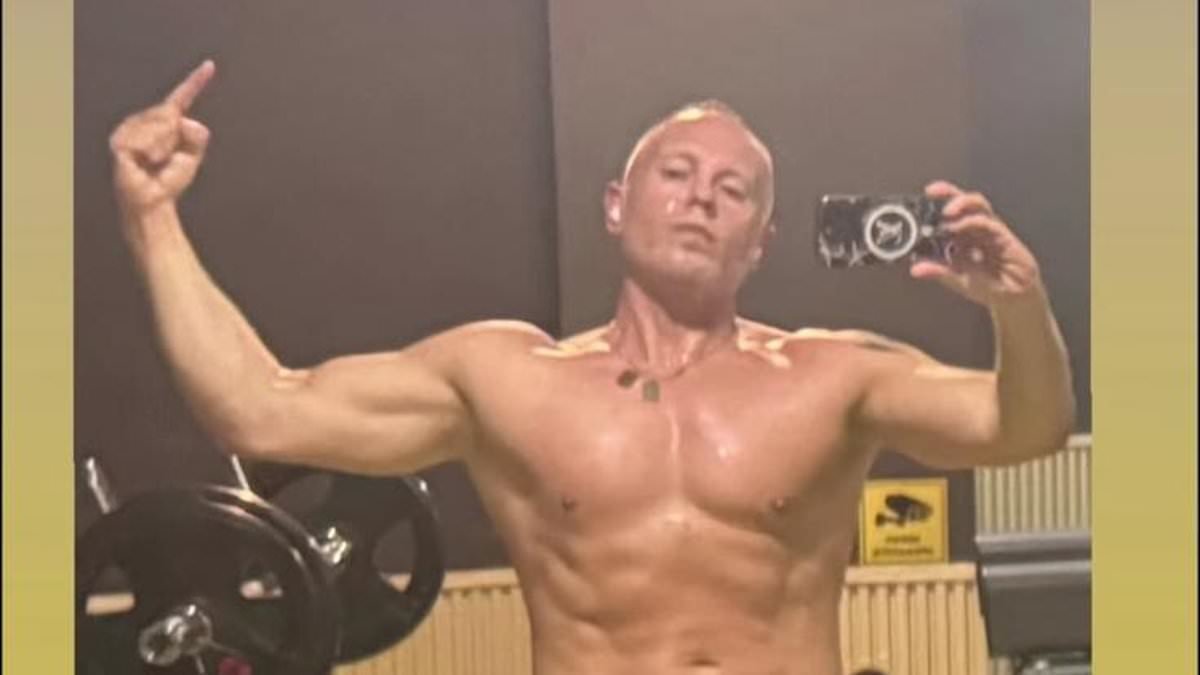 Judge Rob Rinder shows off his incredibly muscular physique in thirsty new snap