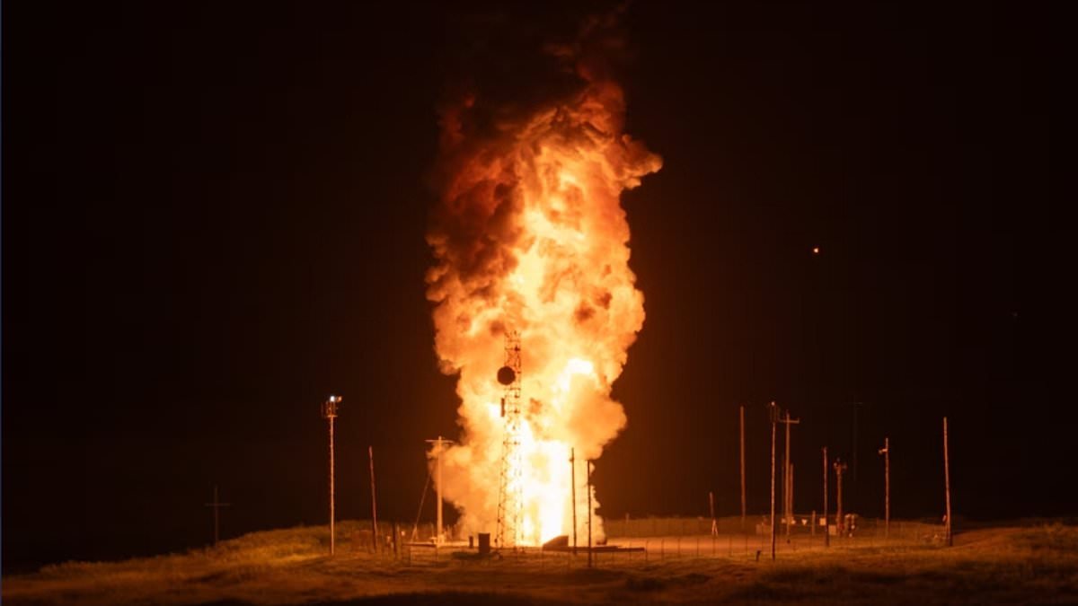 US test launches nuclear-capable missile to show 'readiness'