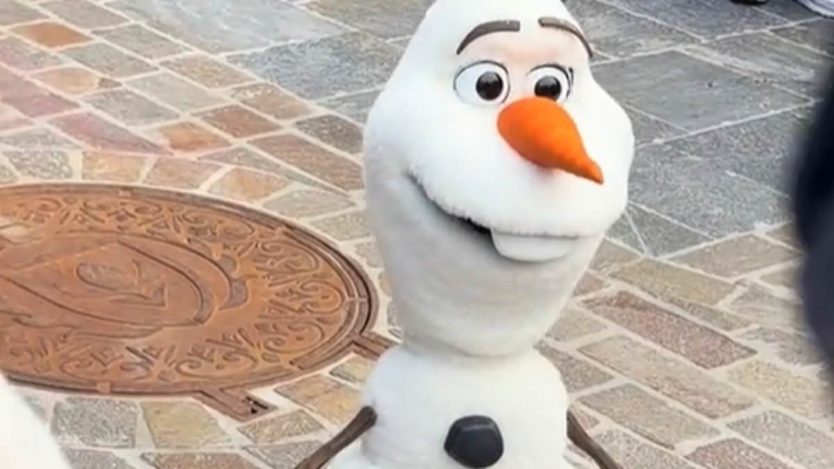 Moment Olaf malfunctions at Disneyland's new Frozen theme park land - leaving kids horrified