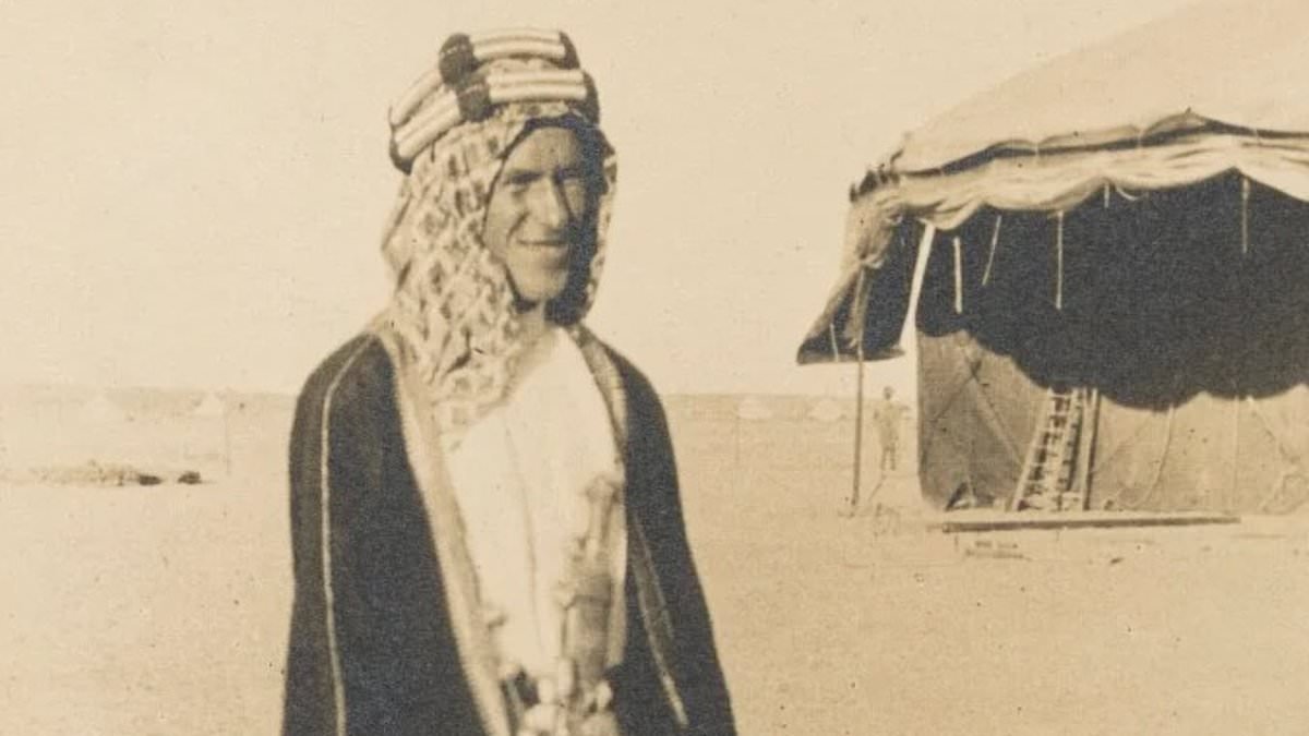 Lawrence of Arabia pictures given trigger warning by National Portrait Gallery because he is wearing traditional Arab outfit
