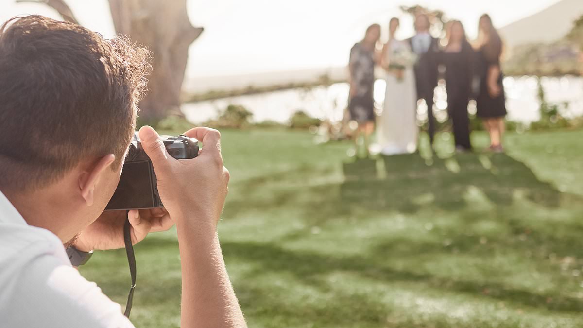 Hidden warning signs your relationship won't last, according to a wedding photographer who has seen it all