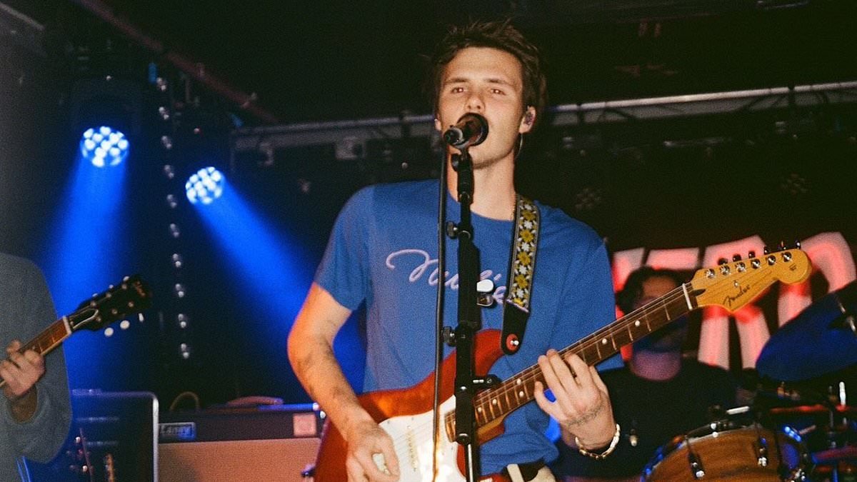 Cruz Beckham appears to savage estranged brother Brooklyn for 'breaking mama's heart' in brutal lyrics for new single Loneliest Boy