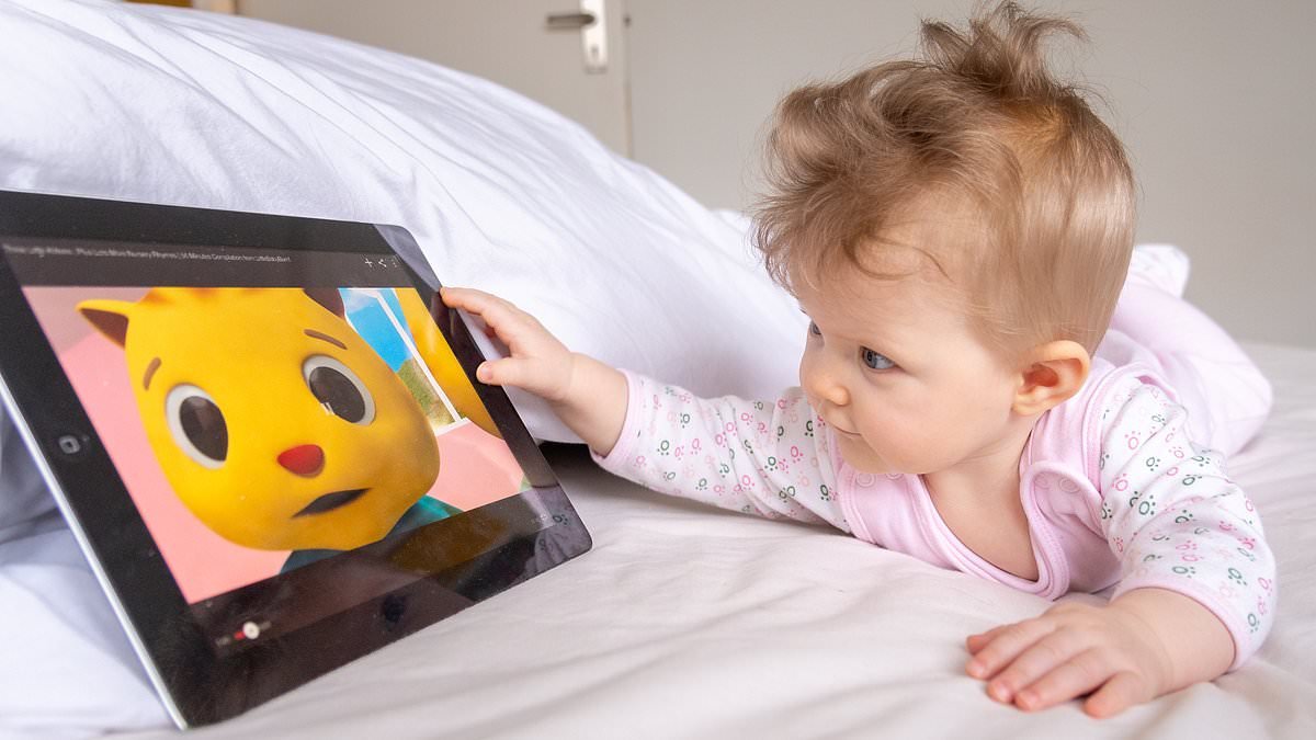 Parents told to limit screen time to an hour a day and ban AI and social media in new guidelines for under-5s