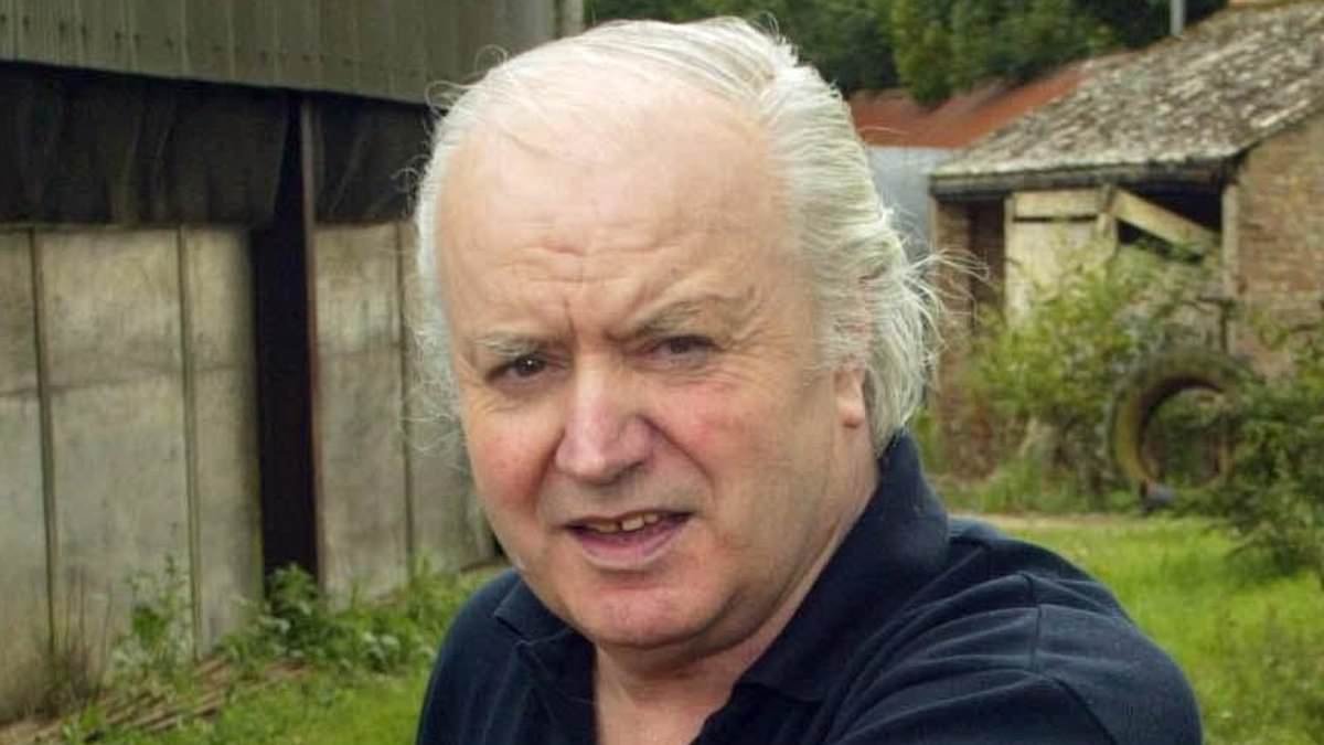 Dilapidated farmhouse where Tony Martin shot and killed teenage burglar is cleared out - amid mystery over who now owns it