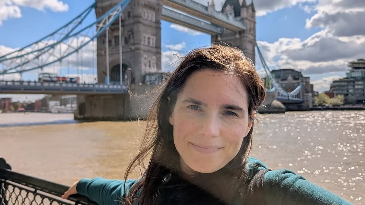 Amanda Knox accused of 'cashing in on Meredith Kercher's memory' as she poses for selfies at Tower Bridge - while publicising documentary a stone's throw away from where murder victim was raised