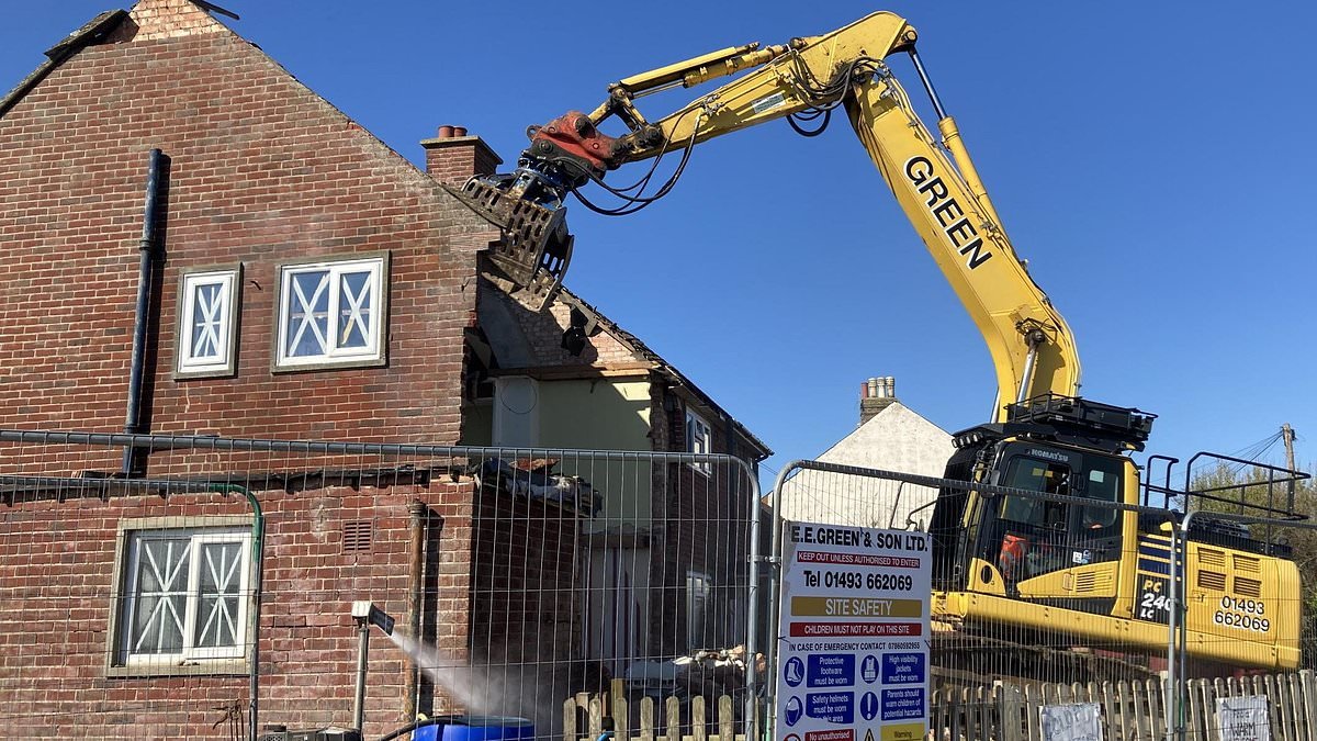 Bulldozers demolish three houses in erosion hit Norfolk village: Cliff-top properties - including home of pensioner 'Granny Canute' - are knocked down before they crumble into sea