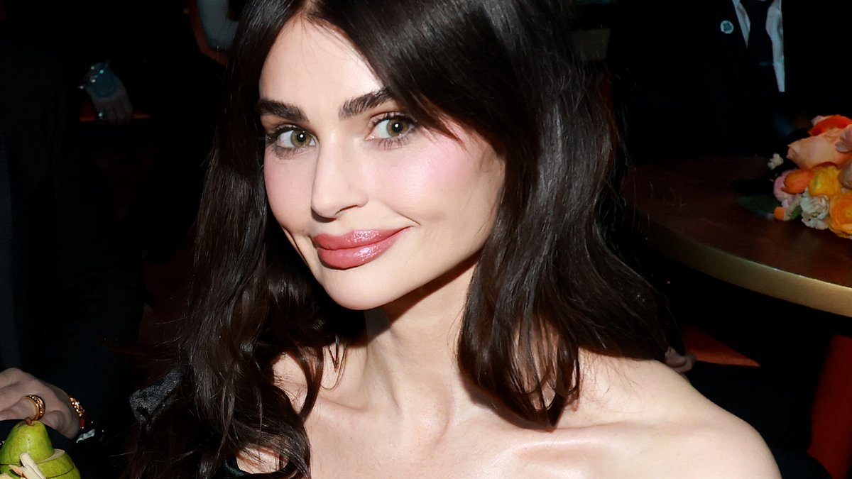 Dad was a rock star, mom was on The Talk and her sister is a reality TV queen... she made a VERY rare appearance at the Grammys, who is she?