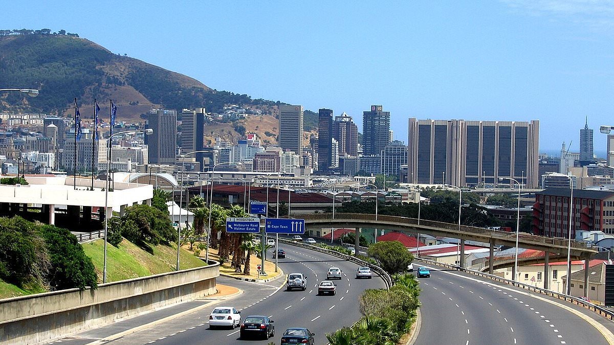10ft high wall to be built along Cape Town's notorious 'Hell Run' motorway to protect tourists from violent gangs