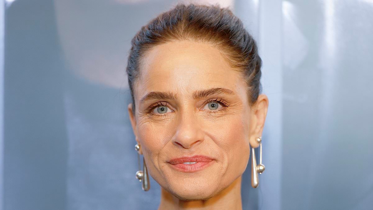 Amanda Peet, 54, reveals private breast cancer battle while both her parents were in hospice care