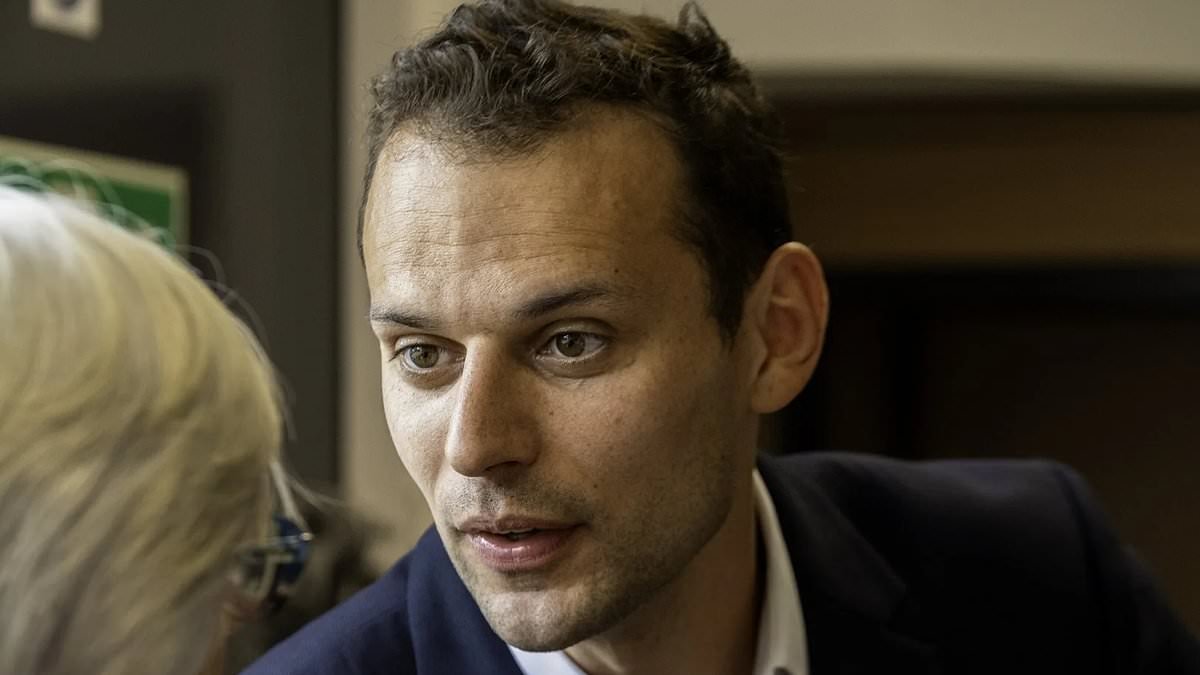 Labour minister at centre of journalist smear scandal faces calls to step down