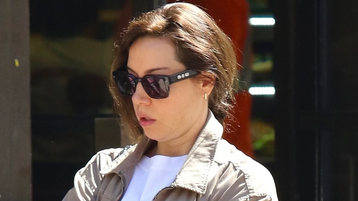 Aubrey Plaza bares her burgeoning baby bump amid first pregnancy with Christopher Abbott