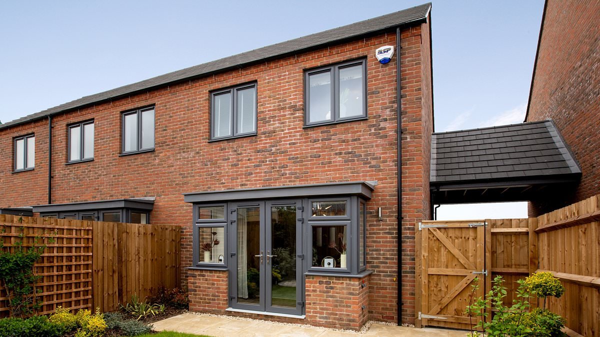 Bellway shares plummet as boss flags mortgage market volatility