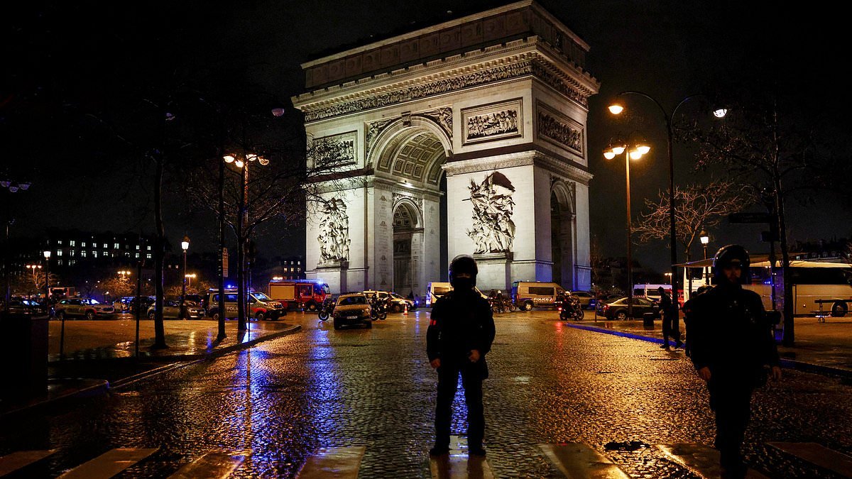 'Knifeman' shot dead at Arc de Triomphe in Paris by armed police after 'trying to attack officer'