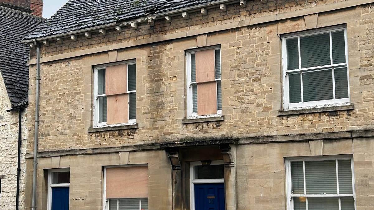 Cotswolds house-sitter narrowly avoided being impaled by scaffolding after HGV crashed into £1.4m cottage