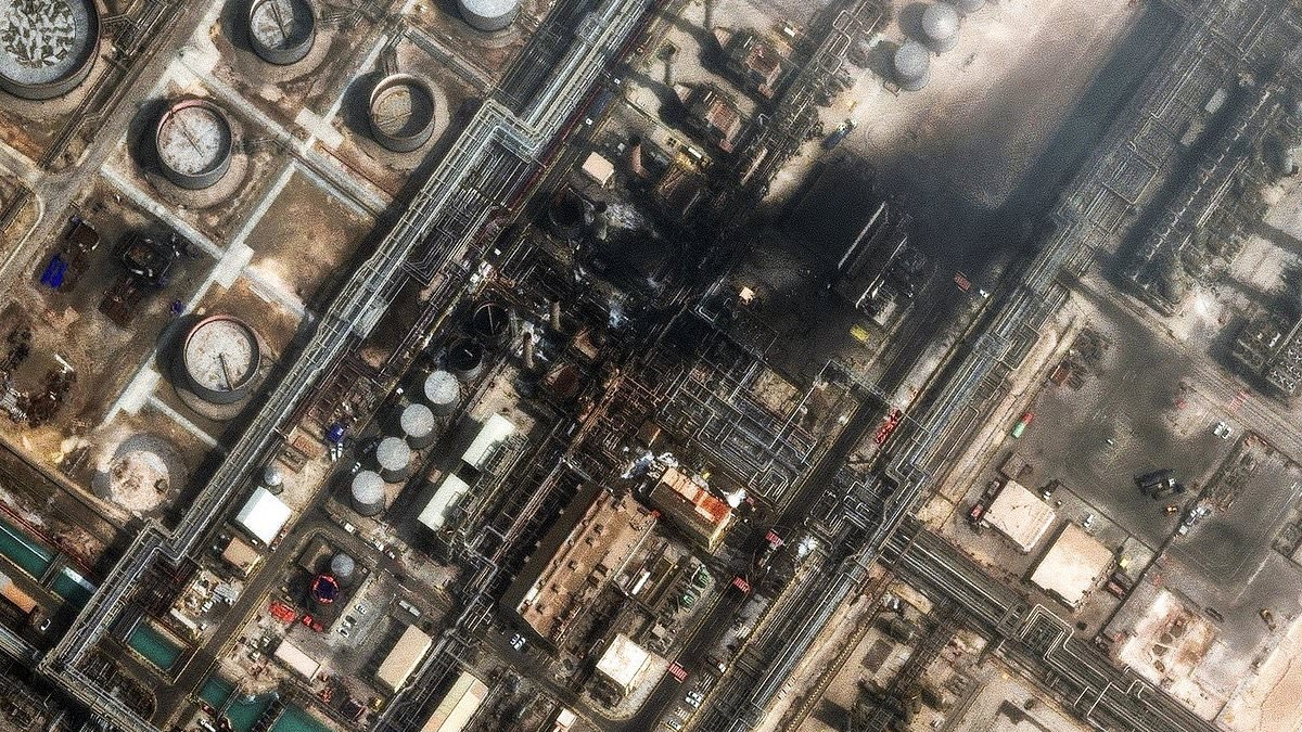 Iranian general warns Tehran will 'burn every ship' in the Strait of Hormuz and push the price of oil to $200 a barrel
