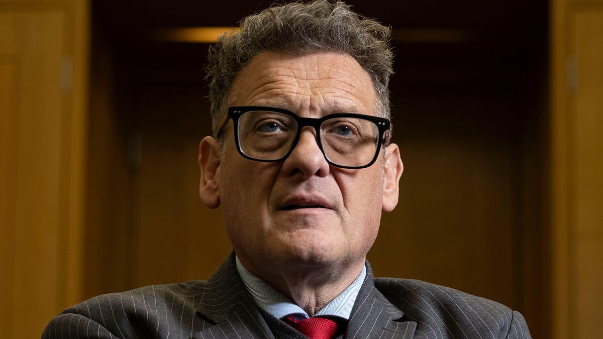 Suspended Labour MP claims No10 behind smears about his mental health after he challenged Starmer on jury reforms