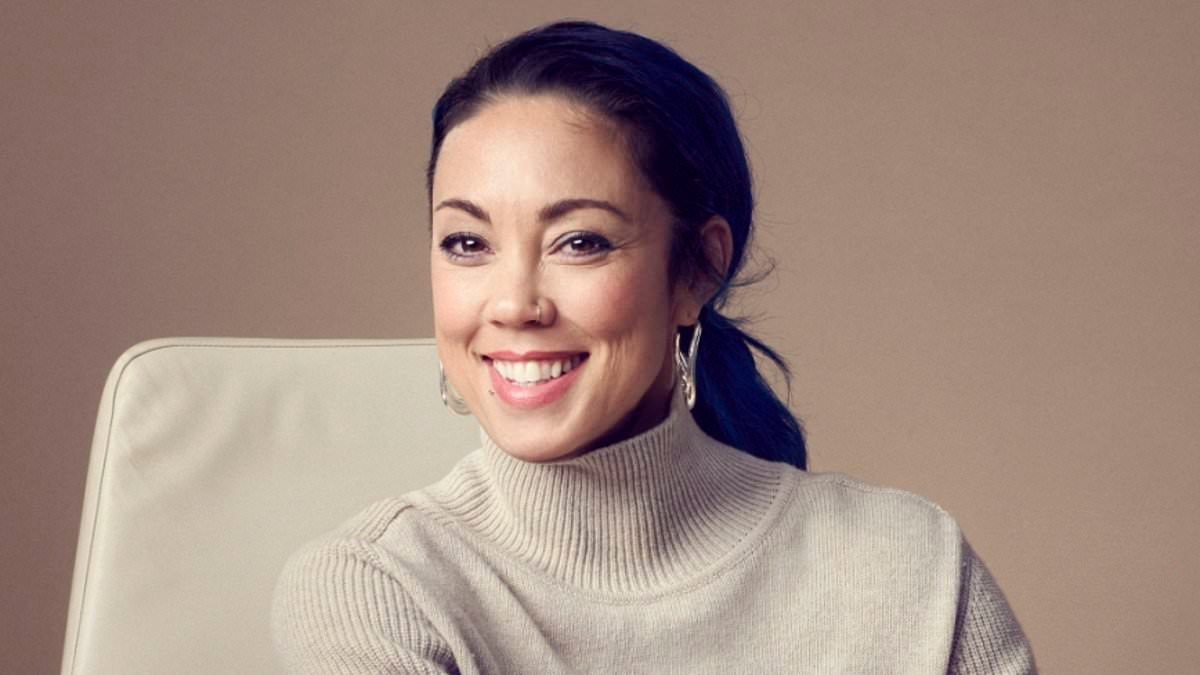 When I hit 40 and got divorced, I finally lived out my fantasy and started to have sex with women. Now my dating inbox is filled with 'happily married' ladies who want to experiment. This is what they ALL tell me triggered their sudden interest...