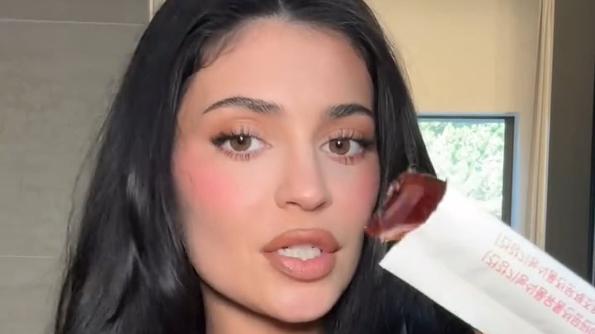 Billionaire Kylie Jenner slammed for advertising 'laxatives' to her fans: 'So irresponsible'