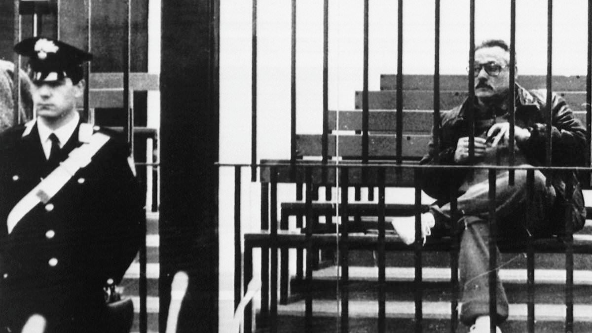 Beheaded by the Mafia: When an undertaker refused to pay extortion money, these gangsters chopped the head off his beloved dog. This is how, eventually, justice was done... and 323 thugs were thrown in jail