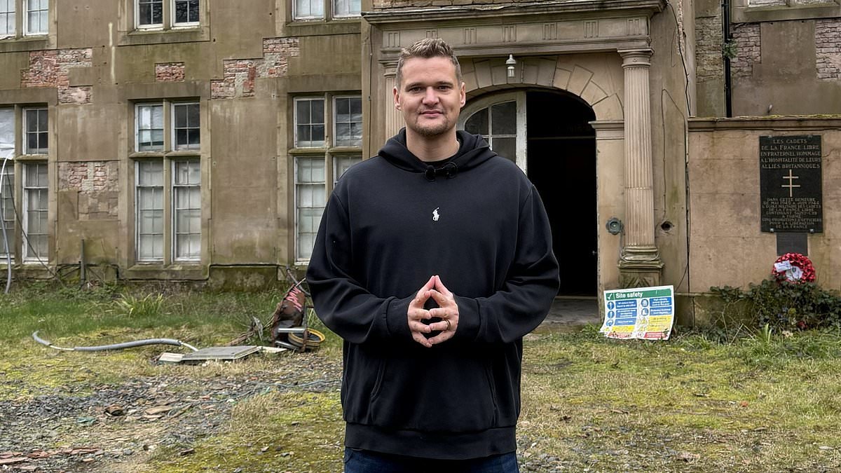 British property 'guru' who was mocked online for chartering a £150k private jet out of the UAE is set to make a huge loss on his 20-bed castle