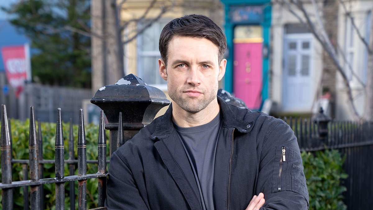 New EastEnders star reveals shock body transformation losing almost seven stone after actor revealed as Mark Fowler Jr