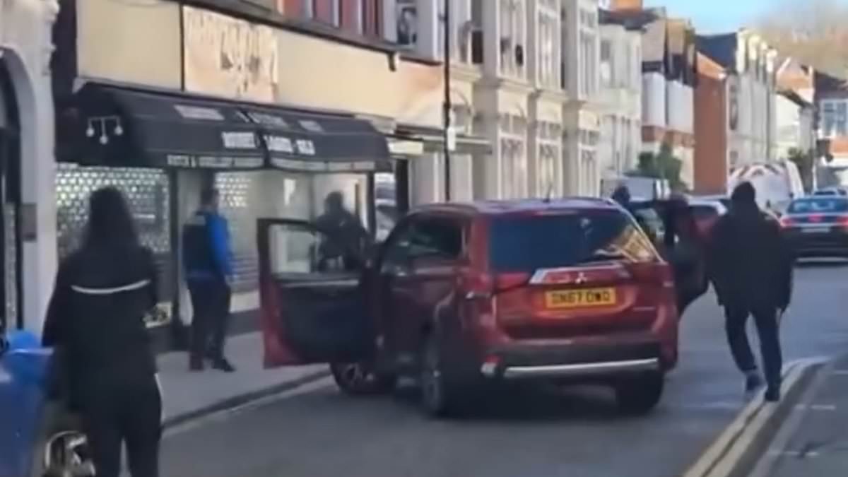 Moment gang try to smash their way into jewellers in brazen daylight raid before threatening passers-by