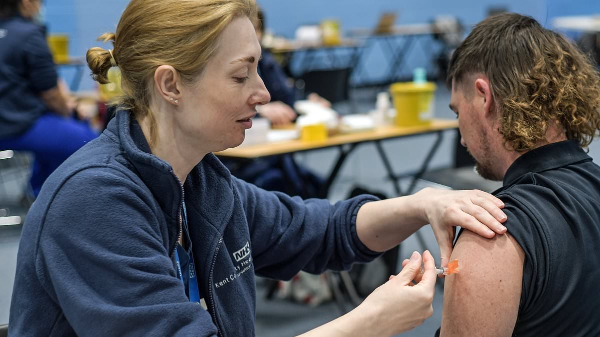 Meningitis B vaccine should be given to all teenagers, infectious diseases expert claims