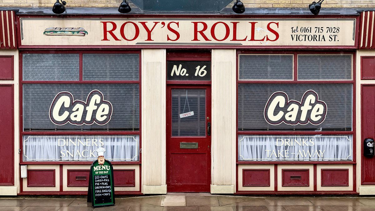 Coronation Street fans spot major blunder in blink-and-you'll-miss-it moment that sees ITV star served by a 'ghost'