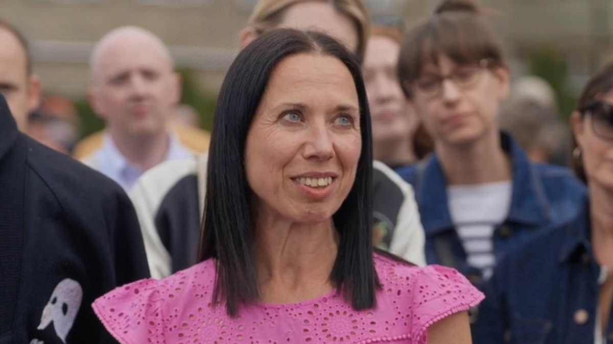 Antiques Roadshow guest gasps 'wow!' as she learns eye-watering value of 'iconic and truly beautiful' showbiz artefact from late husband