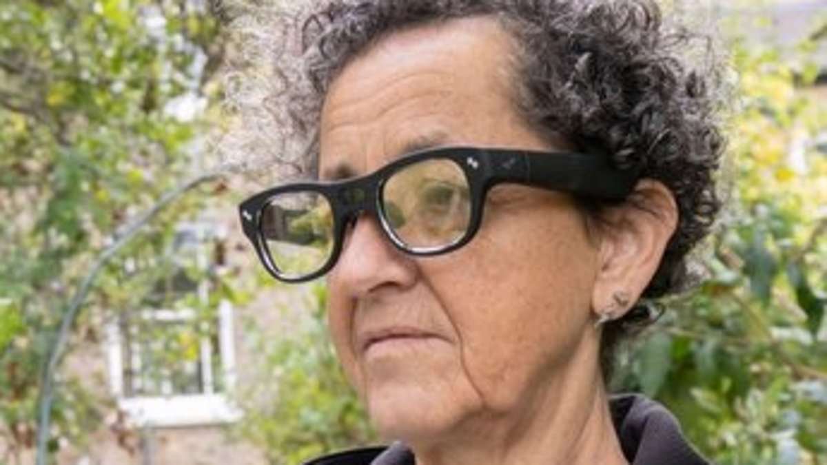 The dementia glasses designed to help people with Alzheimer's remember names and stay safe
